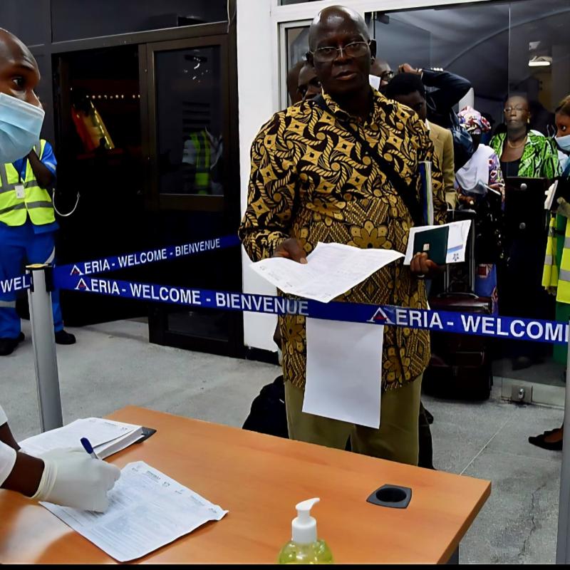 Des voyageurs dans un aéroport passant un contrôle sanitaire [photo d’illustration]