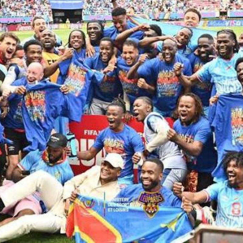 Le ministre des Sports Didier Budimbu en pleine célébration avec les léopards au Mexique, après la qualification de la RDC pour le Mondial 2026