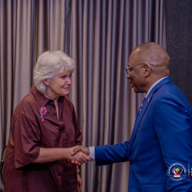 Une poignée de mains entre Guillaume Ngefa, ministre d'État de la Justice et Isabelle Rome, ambassadrice de France chargée des Droits humains et du devoir de mémoire, lors de leur entretien à Kinshasa