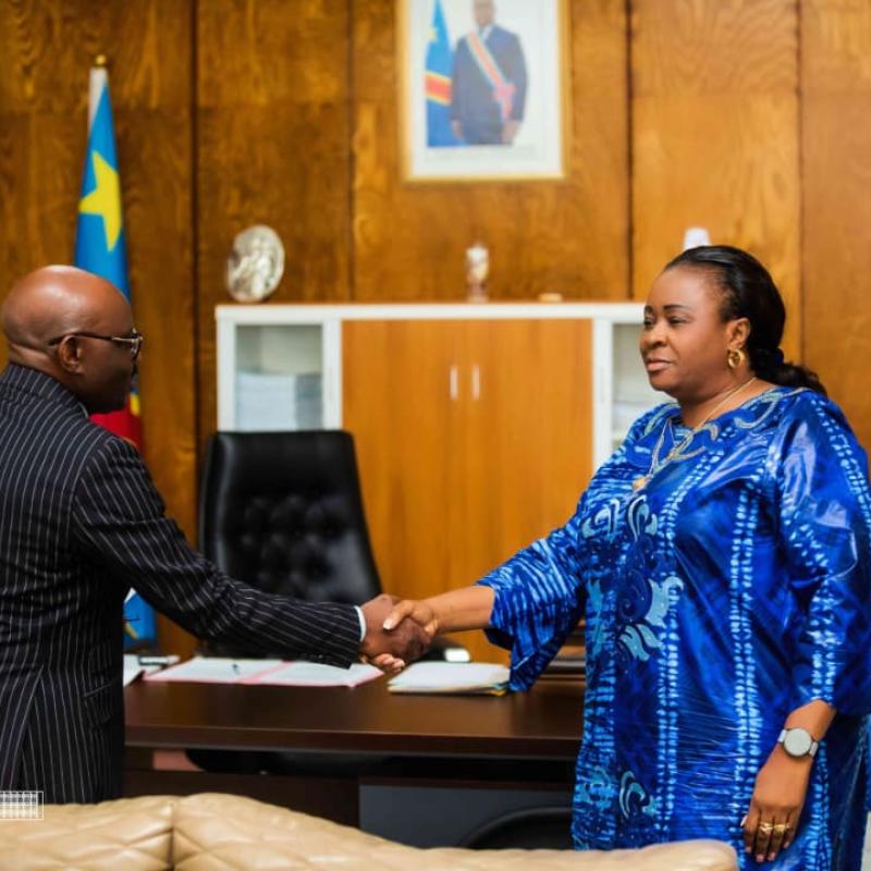 La rapporteure adjointe de la chambre basse du parlement, Clotilde Mutika, reçoit le rapport de la commission spéciale de synthèse, jeudi 11 juin 2026