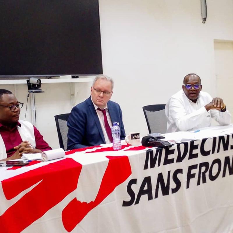 Albert Essoun, Ewald Stals, et Jean Gilbert lors du café de presse au siège de MSF Belgique à Kinshasa.