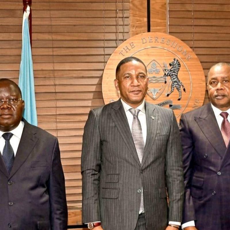 À l'extrémité gauche, le président de la CENI pose avec quelques personnalités lors du Forum des commissions électorales de la SADC, jeudi 11 juin 2026