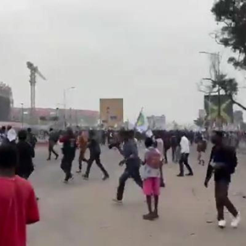 Quelques manifestants lors du Sit-in de l'opposition sur le Boulevard Triomphal, à quelques mètres du Palais du Peuple, ce vendredi 12 juin 2026