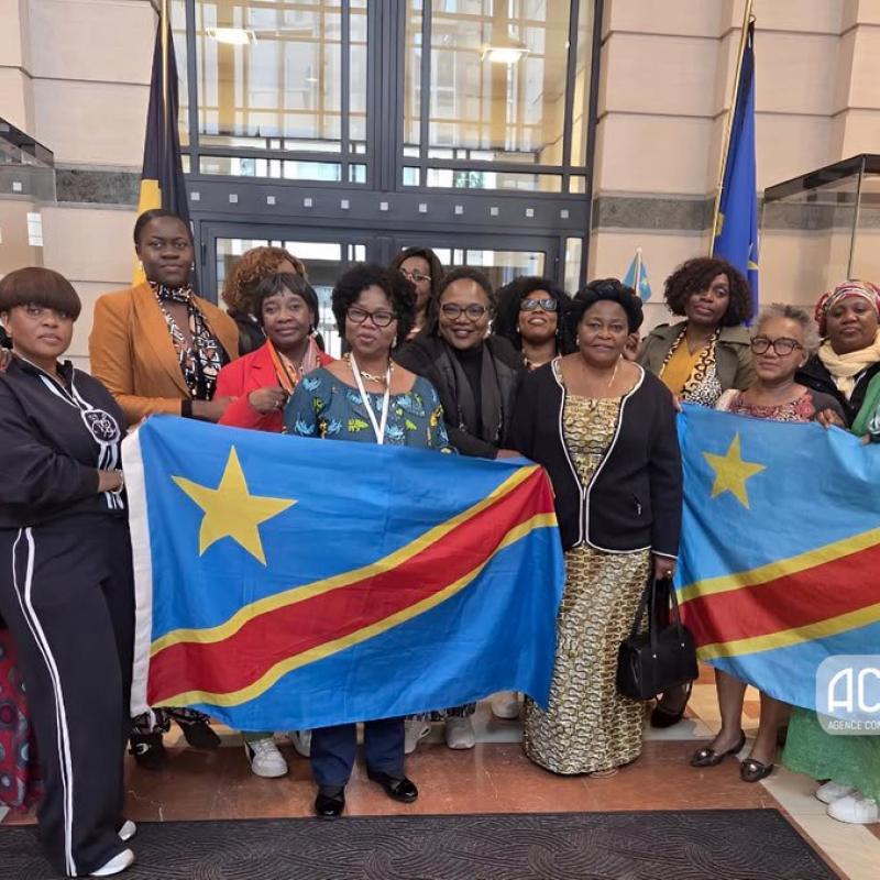 Gisèle Mandaila et la délégation de femmes congolaises, après l'audience leur accordée par le vice-Premier belge des Affaires étrangères, Maxime Prévôt