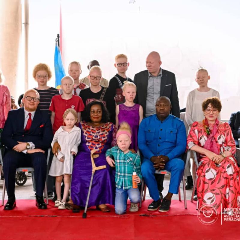 La ministre déléguée des PVH-APV, Me Irène Esambo Diata, pose avec le secrétaire général de son ministère et d'autres personnes atteintes l'albinisme