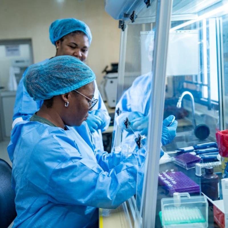 Une techniciene manipulant des échantillons biologiques d’Ebola dans un laboratoire de haute sécurité en Ituri [photo d'illustration]