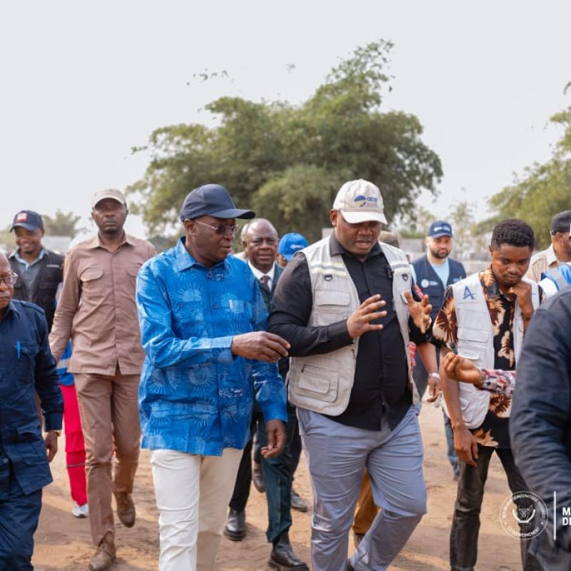 Le VPM Daniel Mukoko Samba inspecte les travaux de l'aéroport de Lodja