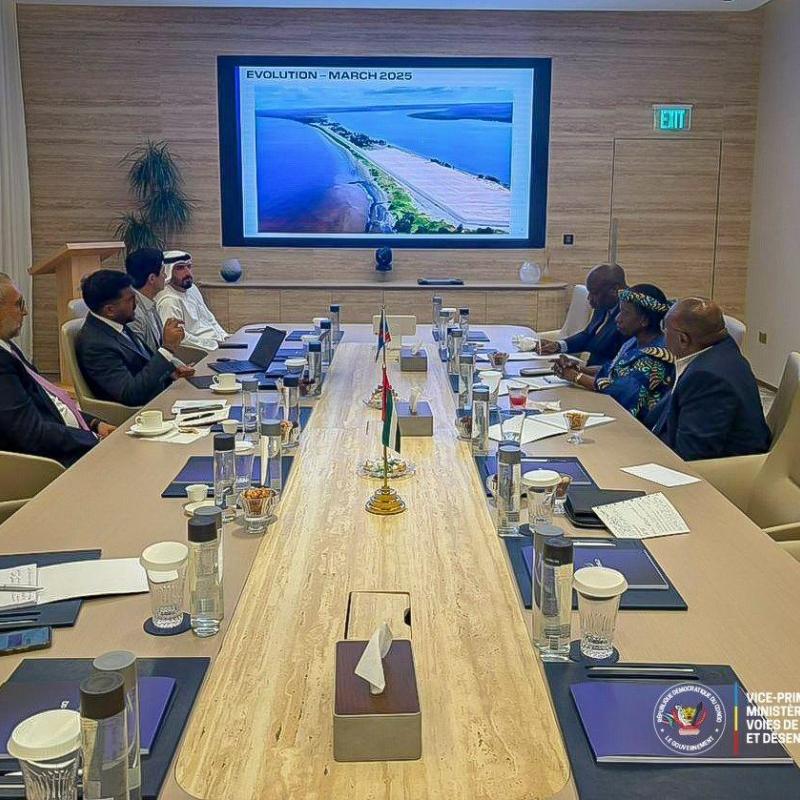 Le VPM Jean-Pierre Bemba Gombo et la délégation de DP Word lors d'une réunion d'évaluation de l'état d'avancement des travaux du port de Banana