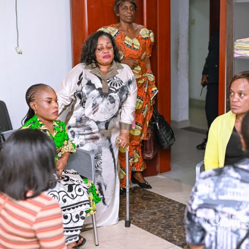 La ministre déléguée en charge des PVH-APV, Irène Esambo, échange avec des personnes vivant avec handicap sur la question liée au changement de la Constitution