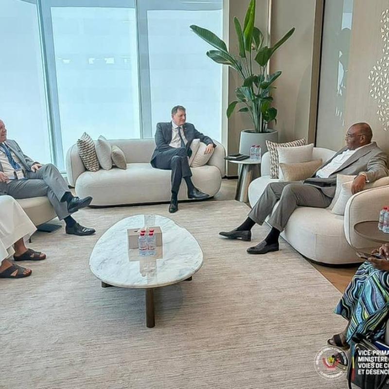 Le VPM Jean-Pierre Bemba en réunion de travail avec Richard Jewsbury, Executive Vice President d’Emirates