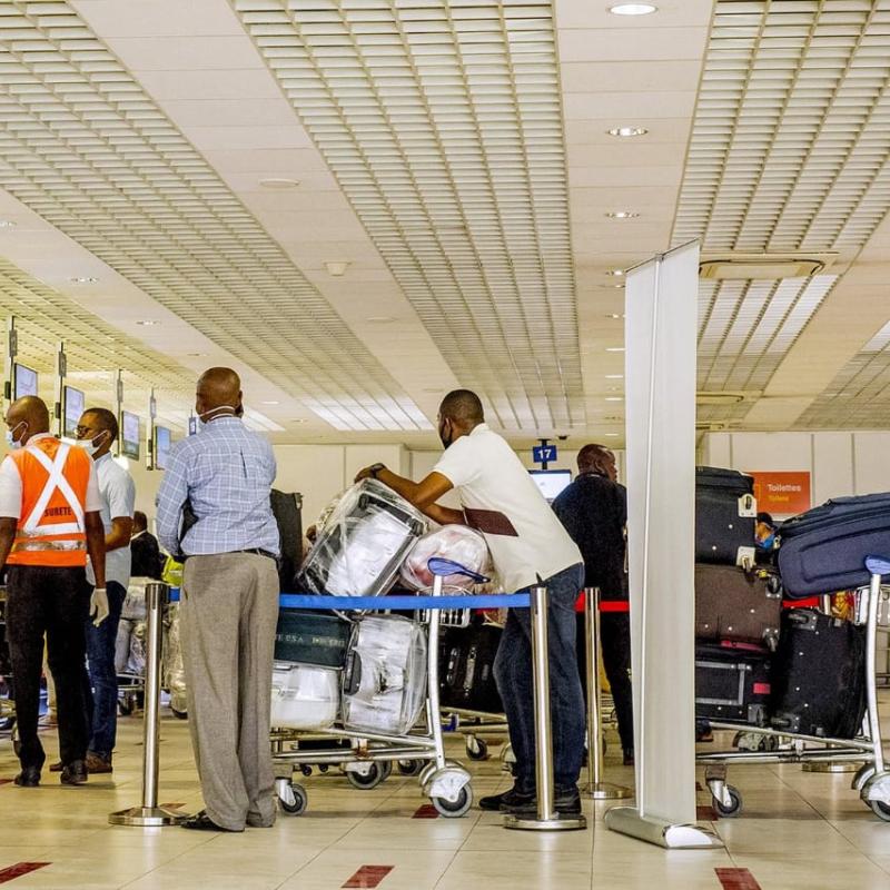 Quelques voyageurs pendant le check-in à l'aéroport international de Ndjili à Kinshasa