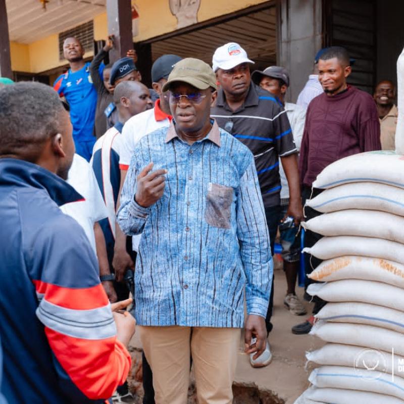 Le VPM en charge de l'Économie nationale visite le marché central de Tshumbe