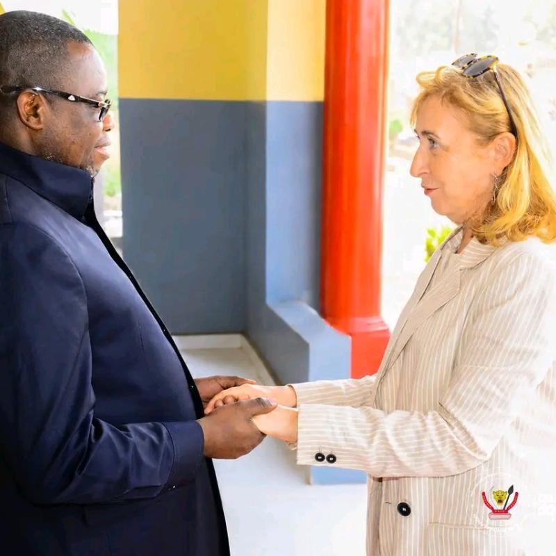Le gouverneur du Kasaï Maître Crispin Mukendi Bukasa et l’ambassadrice du Royaume d’Espagne en RDC  Del Carmen Díez Orejas