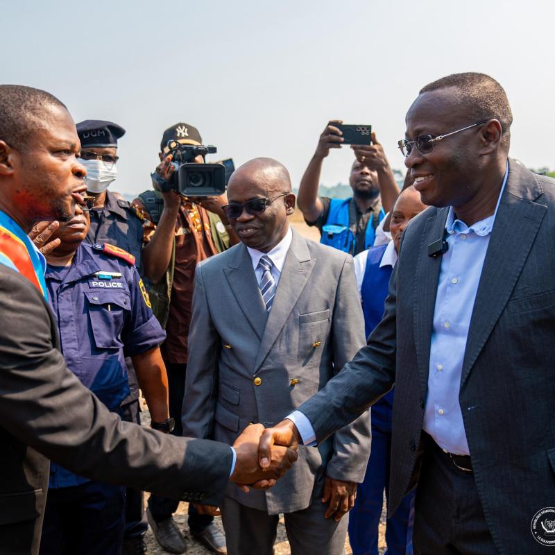 À Lusambo, le Vice-Premier ministre en charge de l'Économie nationale, Daniel Mukoko Samba salue les personnalités de ce coin de la RDC 