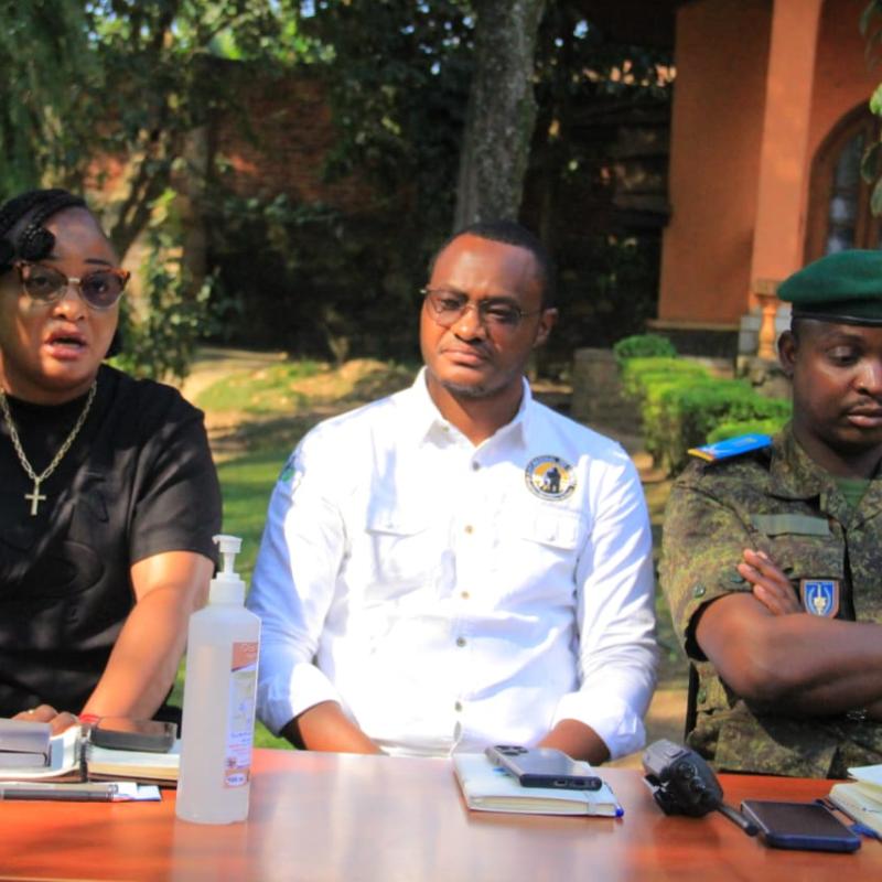 De gauche à droite : la cheffe de la cellule de communication civile du gouvernorat du Nord-Kivu,  le chargé de communication du PNVi et le porte-parole militaire du gouverneur Kakule Somo Evariste