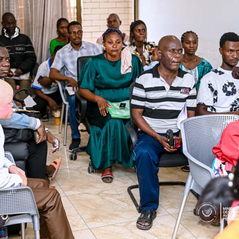 Les personnes vivant avec handicap et autres personnes vulnérables attendent leurs salaires dans une banque à Kinshasa 