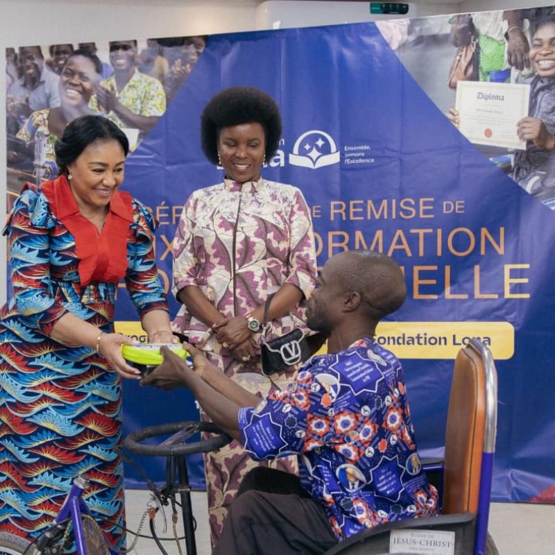 La Première Dame de la RDC, Denise Nyakeru Tshisekedi, et son homologue du Burundi, Angeline Ndayishimiye, à la rencontre d'une personne vivant avec un handicap [Photo d'illustration]