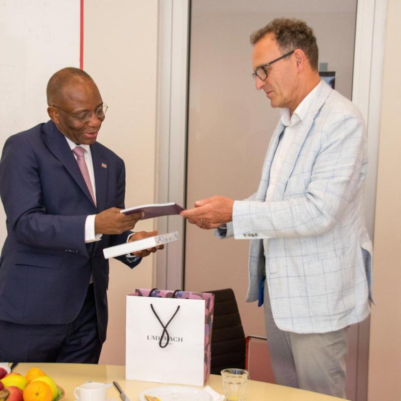 Le ministre de la Justice Guillaume Ngefa reçu par le directeur du NFI, Marc Elsensohn, au Pays-Bas