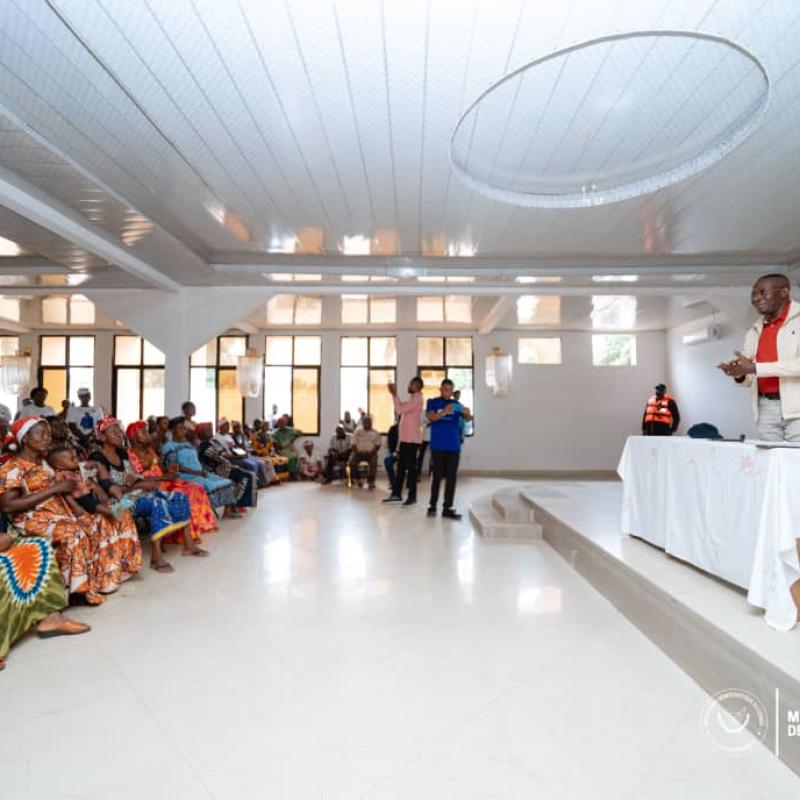 Le VPM Daniel Mukoko Samba échange avec les femmes, membres des mamans maraichères