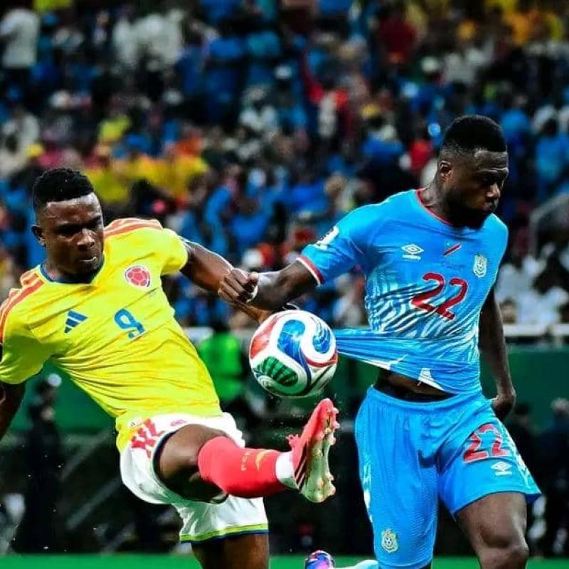 Chancel Mbemba en duel avec un joueur Colombien. [Photo d'illustration]