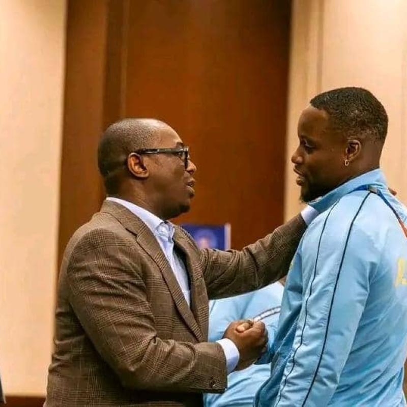 Le 2è vice-président de la FECOFA Amadou Diaby, et le gardien des Léopards Lionel Mpasi au Camp de base des Fauves Congolais à Houston