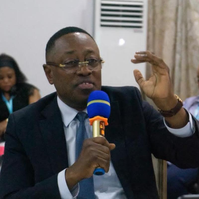 Magloire Kabemba, ministre provincial des finances publiques de Kinshasa, en train de mandater 72 nouveaux vérificateurs du Quitus Fiscal formés