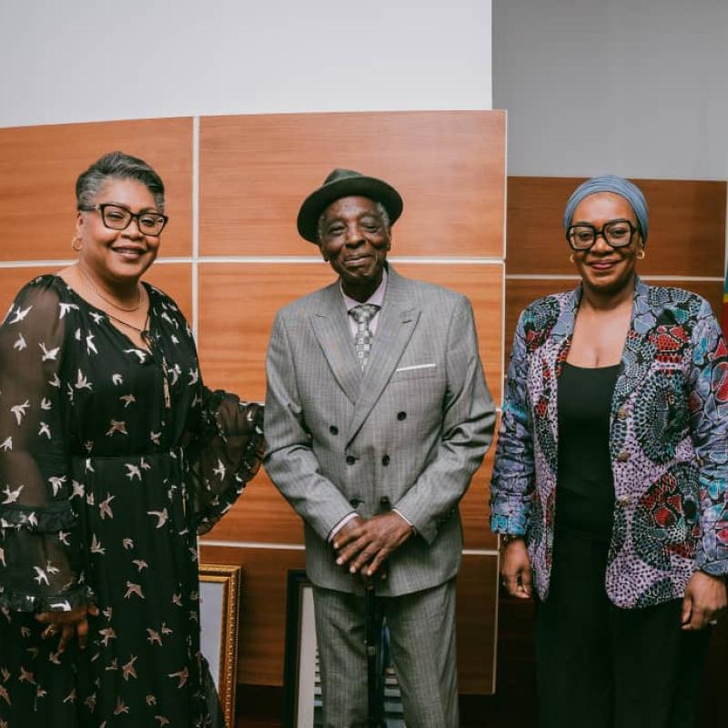 Peintre Mavinga Ma Nkondo, entouré à sa gauche de la Première Ministre Judith Suminwa, et à sa gauche de la ministre de la Culture, Arts et Patrimoine, Yolande Elebe
