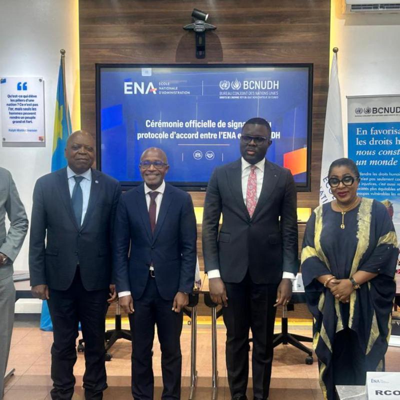 Au centre, Tombola Muke (ENA) et Patrice Vahard (BCNUDH) lors de la signature de leur protocole d’accord, le 5 juin 2026 à Kinshasa [photo d’illustration]