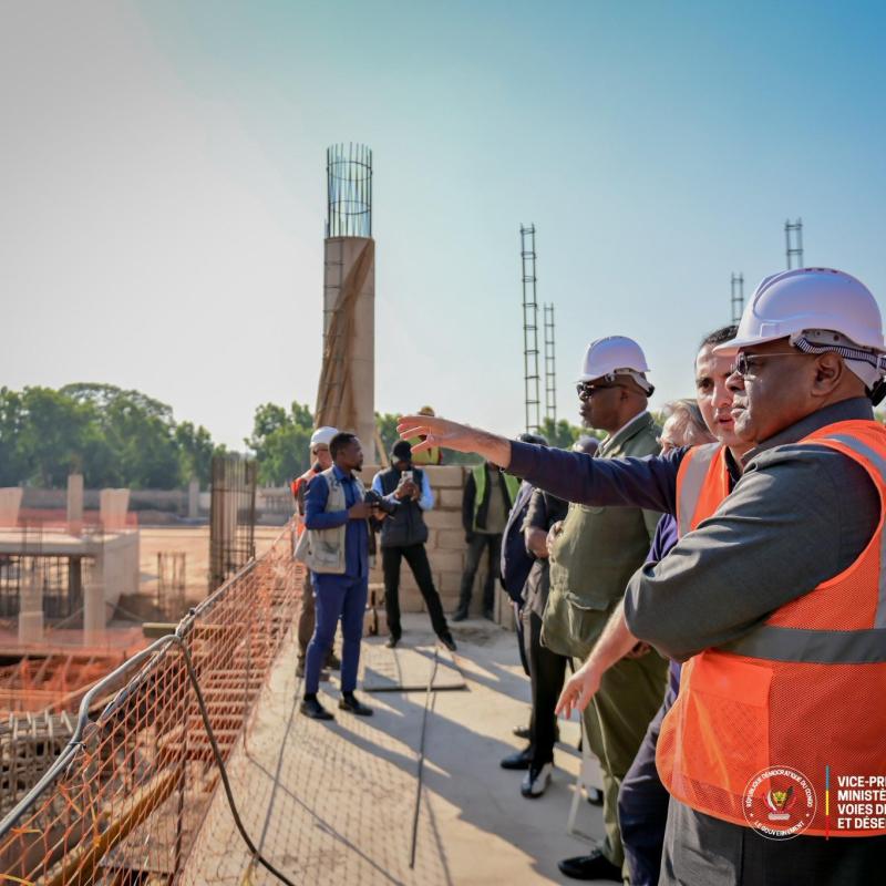 Le VPM Jean-Pierre Bemba inspecte les travaux de modernisation d’un des aéroports de la RDC