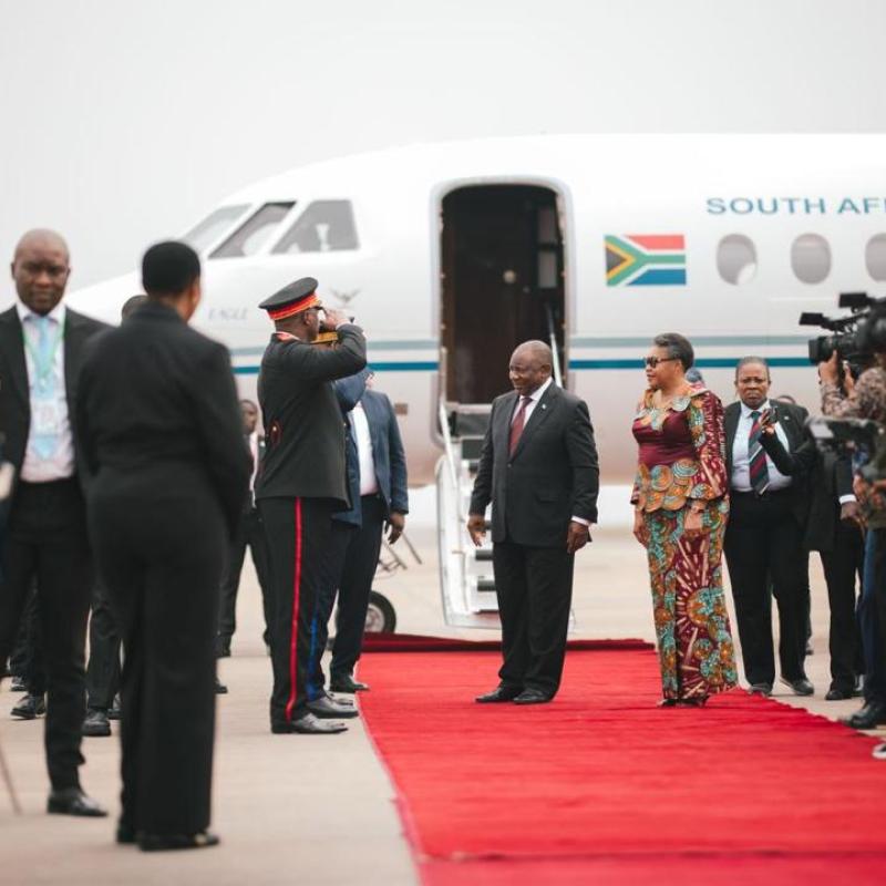 Le président Sud-africain, Cyril Ramaphosa, reçu par la Première ministre Judith Suminwa, à l’aéroport de N’Djili