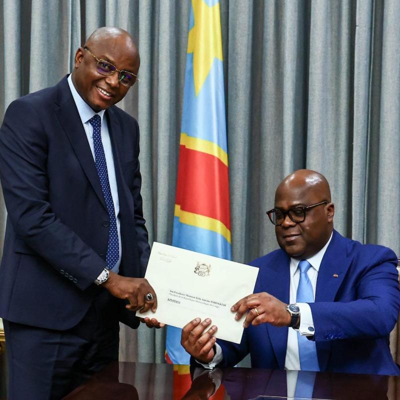 Le président congolais Félix Antoine Tshisekedi recevant des mains du ministre Tchadien de l'Eau et de l'Energie, Passalé Kanabé Marcelin, l'invitation à participer au Forum africain sur l'Eau et Énergie, prévu N'Djamena.