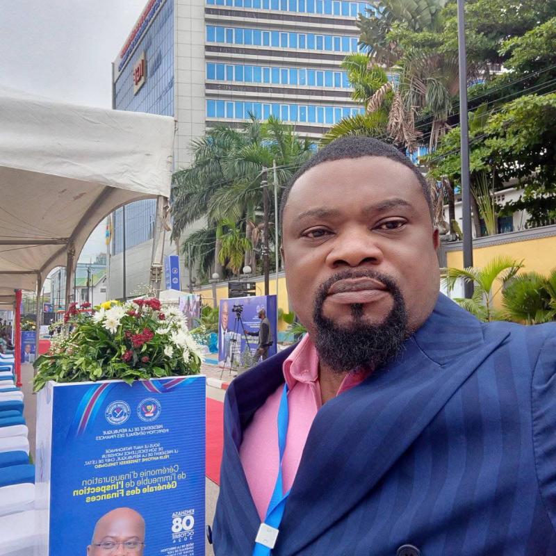 Le journaliste Martinez Ngyaluka lors de la couverture médiatique de l’inauguration du nouveau bâtiment de l’IGF