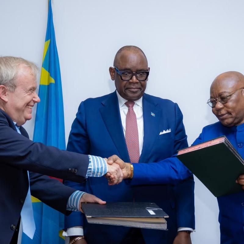 Échange des procès-verbaux après la signature du contrat entre FOMIN et ADEqx platform devant le ministre des mines