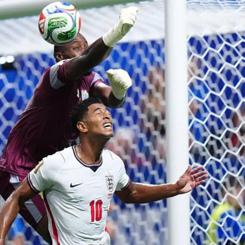 Le gardien congolais Lionel Mpasi dans un duel avec le milieu de terrain anglais Jude Bellingham en 16e de finale de la Coupe du Monde 2026 aux États-Unis