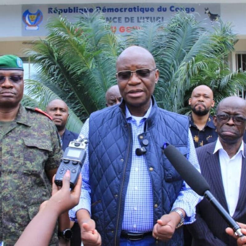 Le ministre de la Santé,  Dr Samuel Roger Kamba, accompagné du gouverneur militaire de l’Ituri devant la presse à Bunia