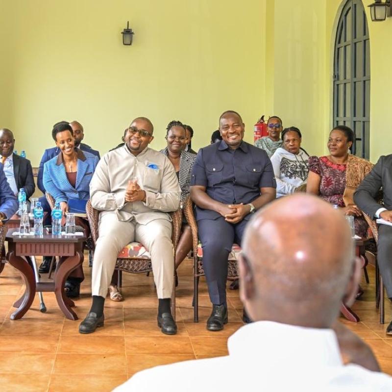 La délégation congolaise conduite par le ministre de l'intégration régionale Floribert Anzuluni devant le président ougandais Yoweri Museveni [ photo d'illustration]