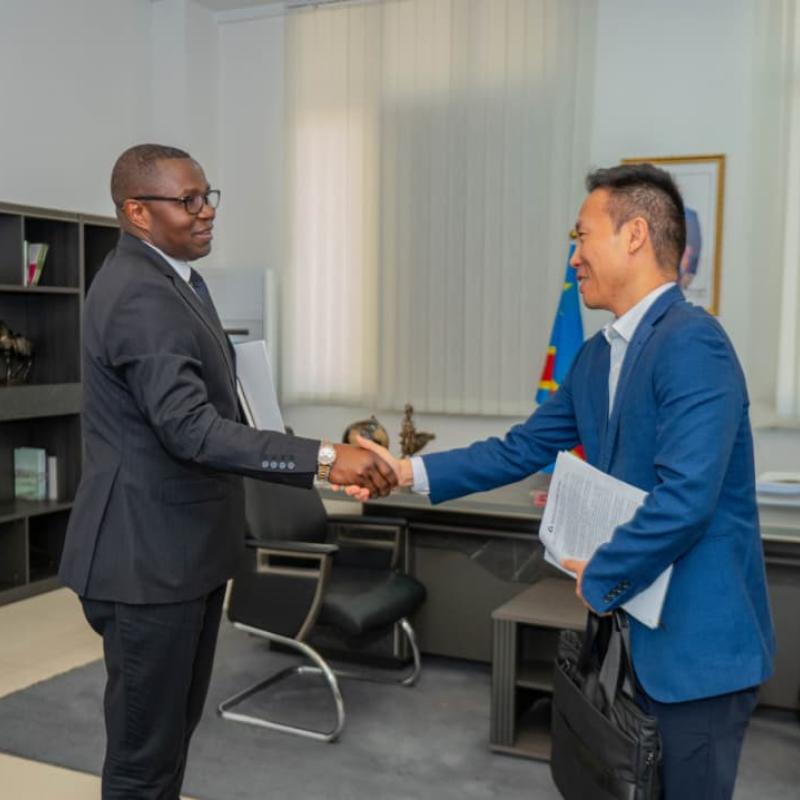 Le ministre du Commerce extérieur, Julien Paluku Kahongya, et Kévin Wang, représentant de Manono Lithium en RDC