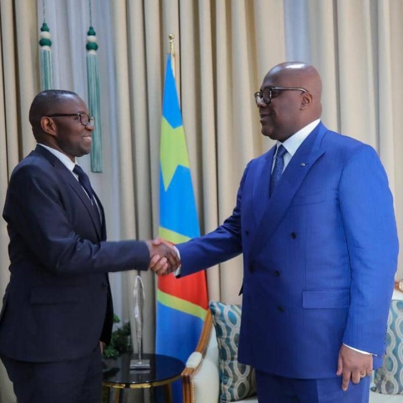Poignée de main entre le ministre Julien Paluku Kahongya et le Président de la République Félix Tshisekedi