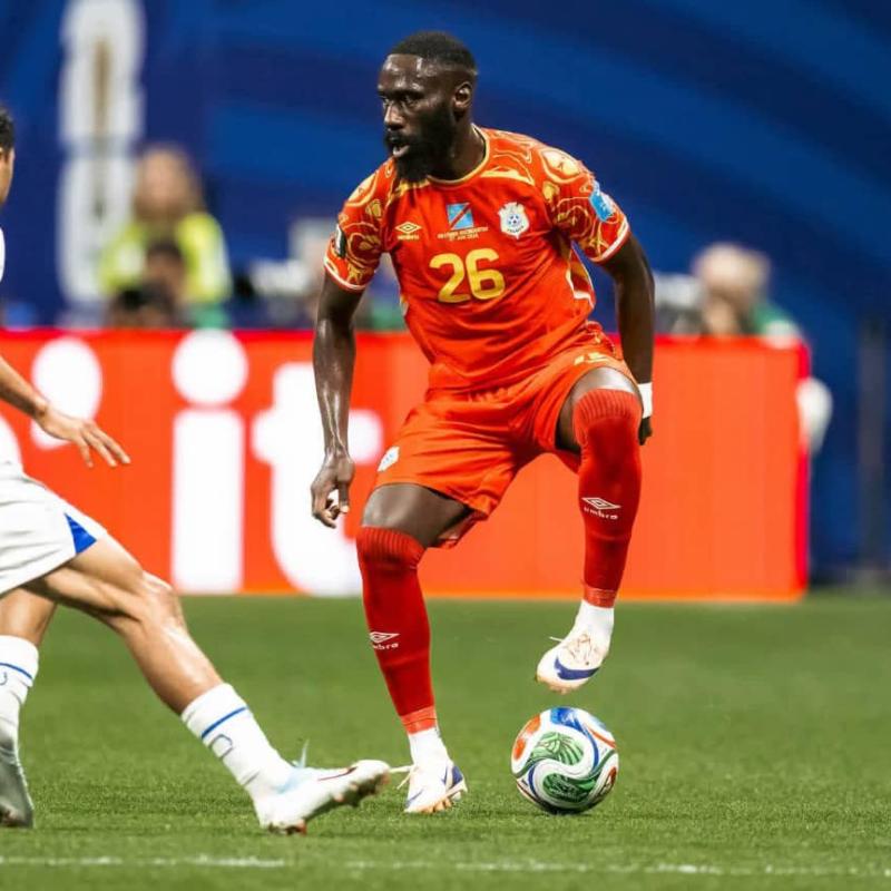 Le latéral gauche congolais Arthur Masuaku en duel avec un joueur ouzbek lors de la 3e journée du groupe K au Mondial 2026