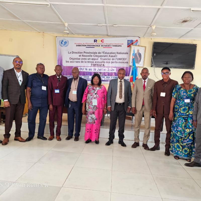 Le vice gouverneur du Kasaï,  la PROVED de la province éducationnelle kasai 1 et les différents gestionnaire une photo de famille après prem  la journée