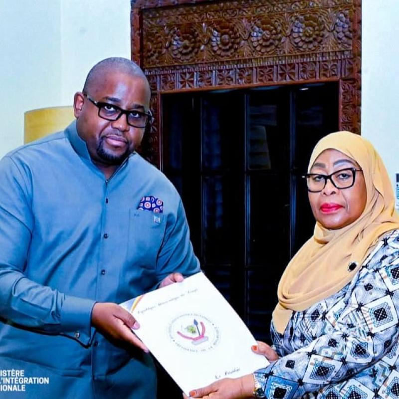 Le ministre de l'Intégration régionale Floribert Anzuluni, et la présidente de la Tanzanie, Samia Suluhu Hassan [photo d'illustration]