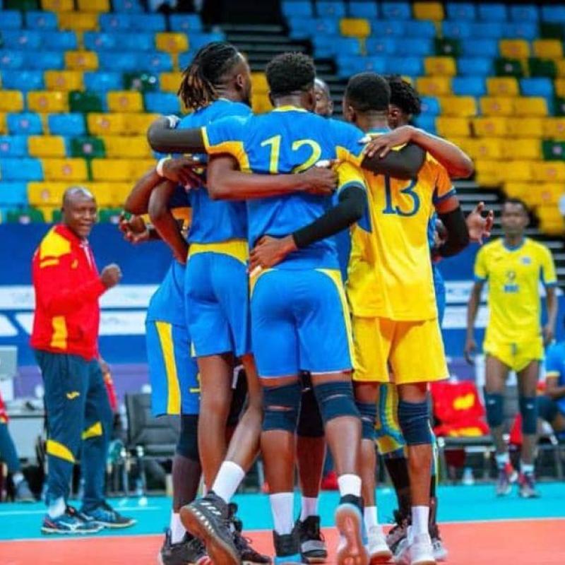 Les Léopards volleyball messieurs célèbrent leur but face aux lions indomptables du Cameroun à la CAN Kigali 2021.
