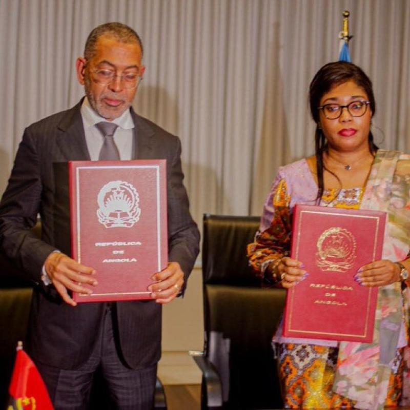 La ministre des Hydrocarbures, Acacia Bandubola, et son homologue angolais Diamantino Pedro Azevedo [photo d'illustration]