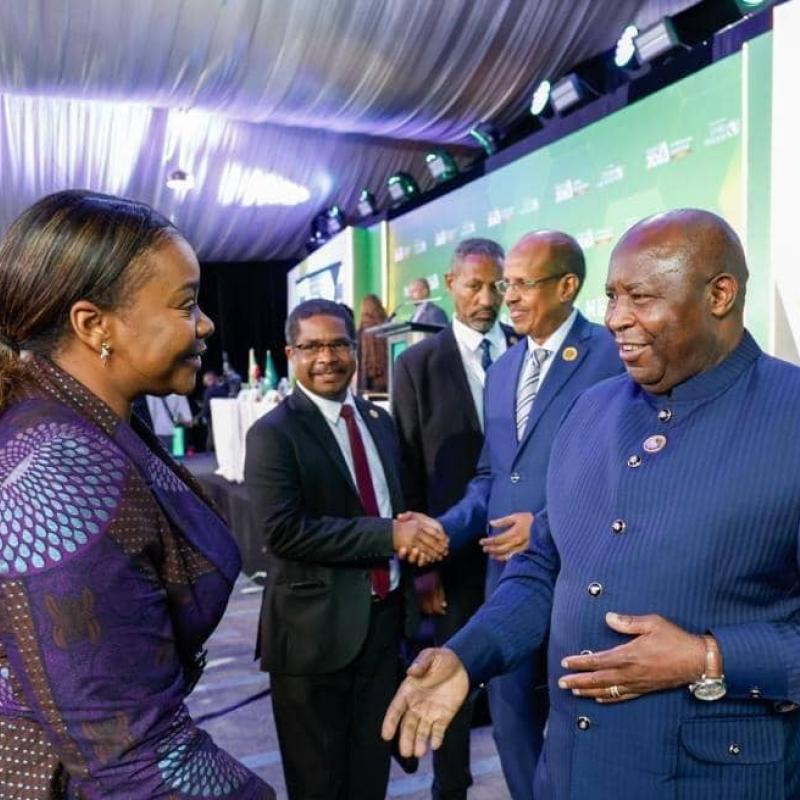 Noëlla Ayeganagato et le Président du Burundi, Evariste Ndayishimiyé à Accra.