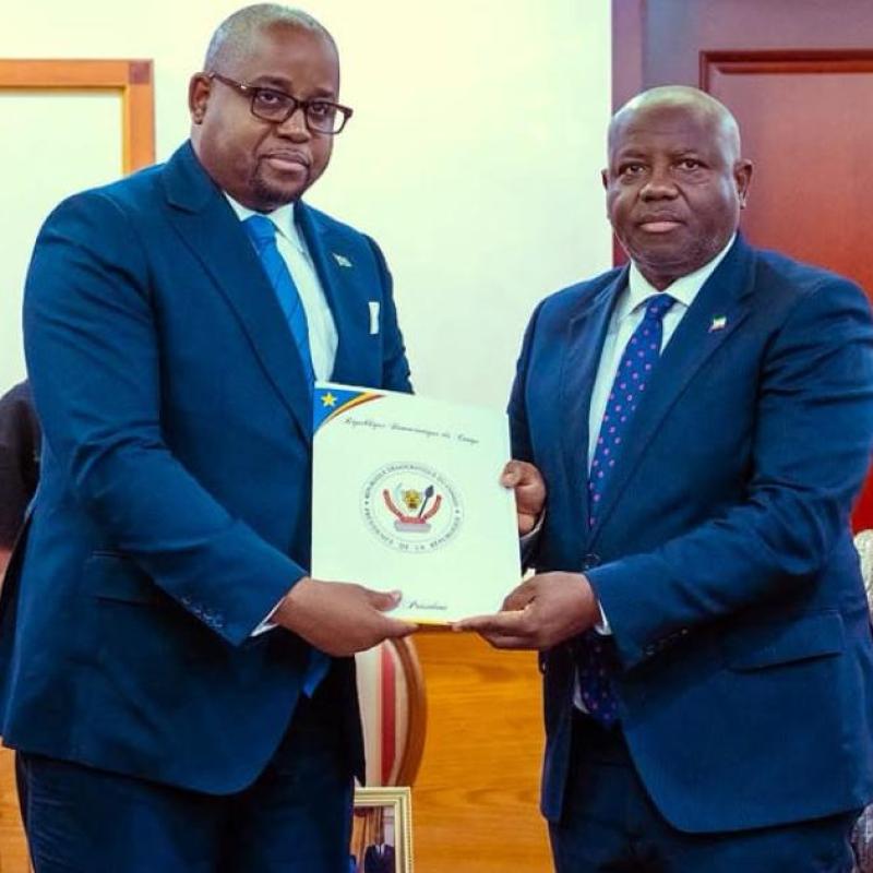 Le Premier ministre équato-guinéen reçoit des mains du ministre congolais Floribert Anzuluni un message du président Félix Tshisekedi destiné au président Teodoro Obiang Nguema Mbasogo