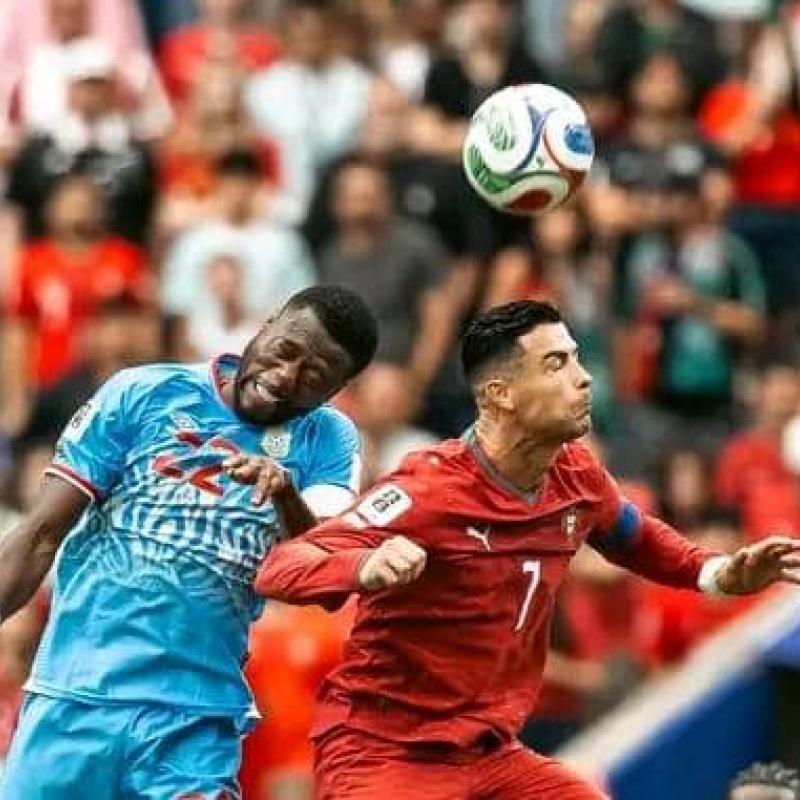 Chancel Mbemba en duel aérien avec Cristiano Ronaldo lors du Mondial 2026. [Photo d'illustration]