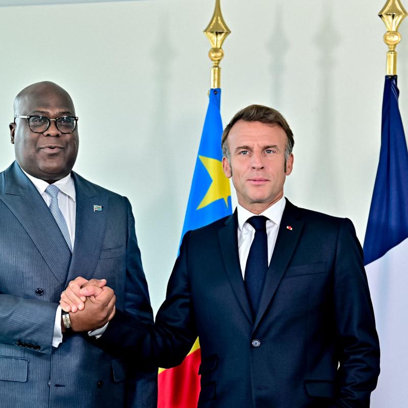 Poignée de mains entre les présidents Félix Tshisekedi et Emmanuel Macron [photo d'illustration]