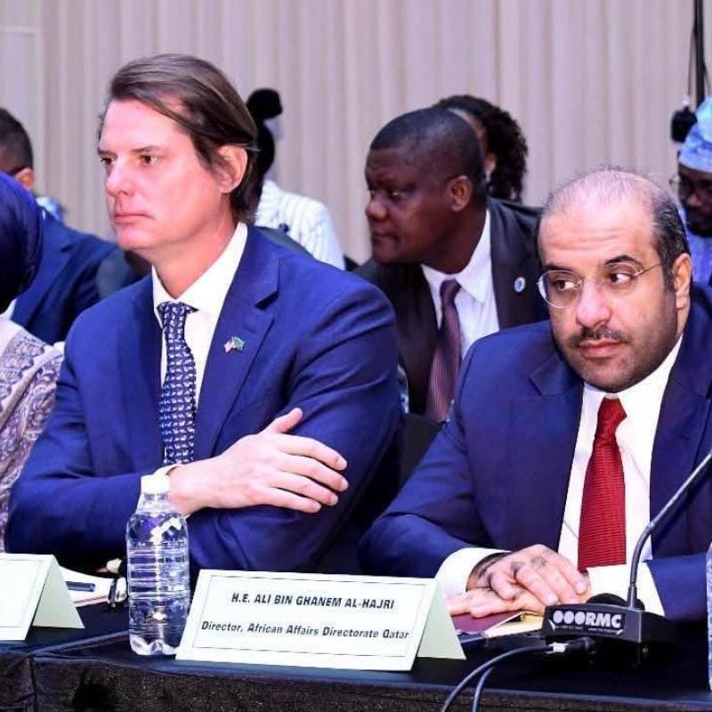 Le directeur du département des Affaires africaines au ministère qatari des Affaires étrangères, le Dr Ali bin Ghanem Al Hajri, accompagné de l'ambassadeur du Qatar auprès de l'Union africaine [photo d'illustration]