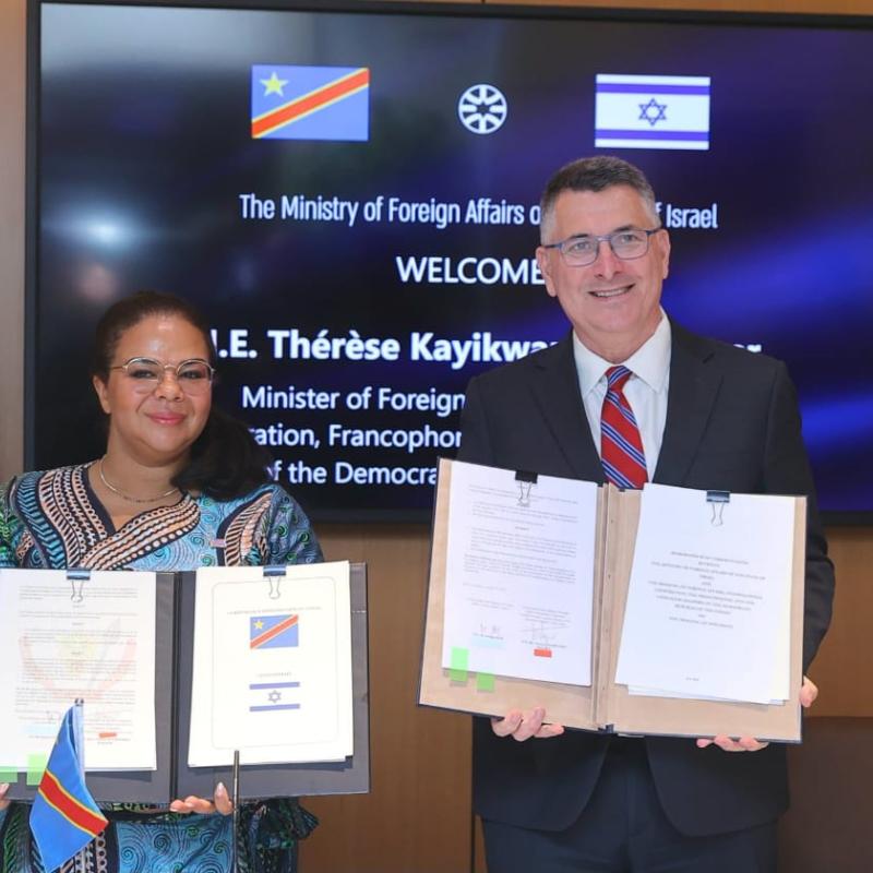 La ministre des Affaires étrangères de la RDC,  Thérèse Kayikwamba Wagner, et son homologue israélien, après la signature de deux mémorandums d'entente pour renforcer la coopération diplomatique entre les deux pays