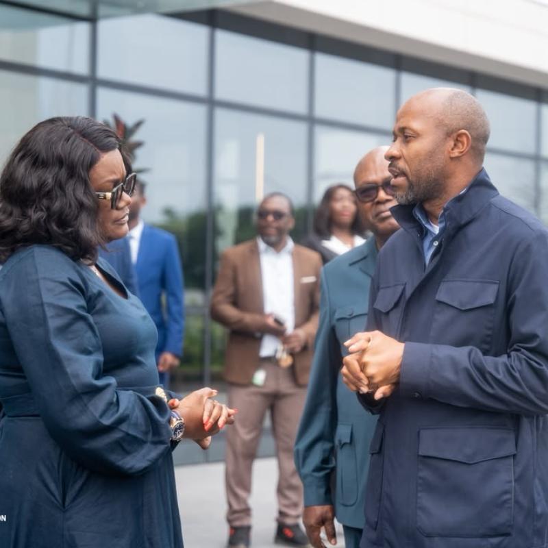 À son arrivée au siège de la télévision publique gabonaise, Gabon 24, le ministre Patrick Muyaya a été accueilli par la Directrice de ce média public, Denise Mekam'ne
